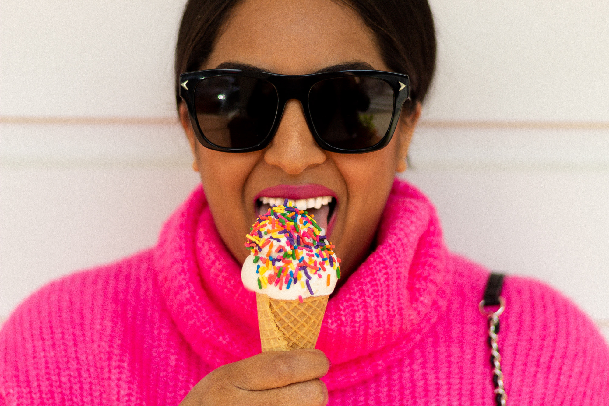 fashion-blogger-eating-ice-cream