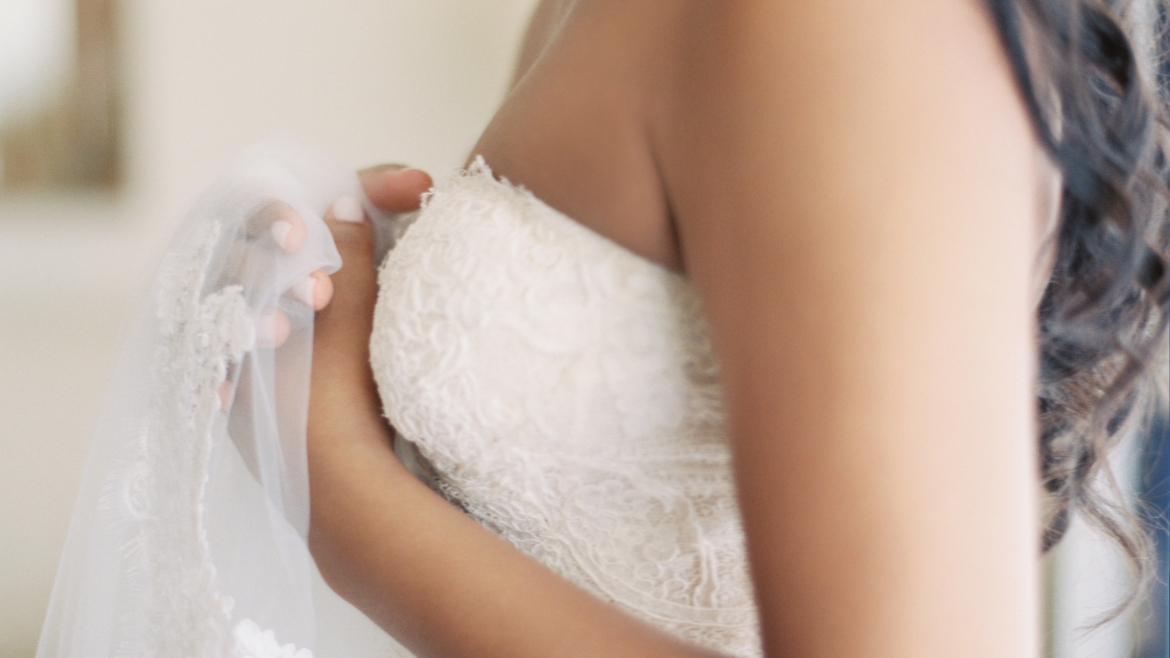 bride-lace-gown-veil