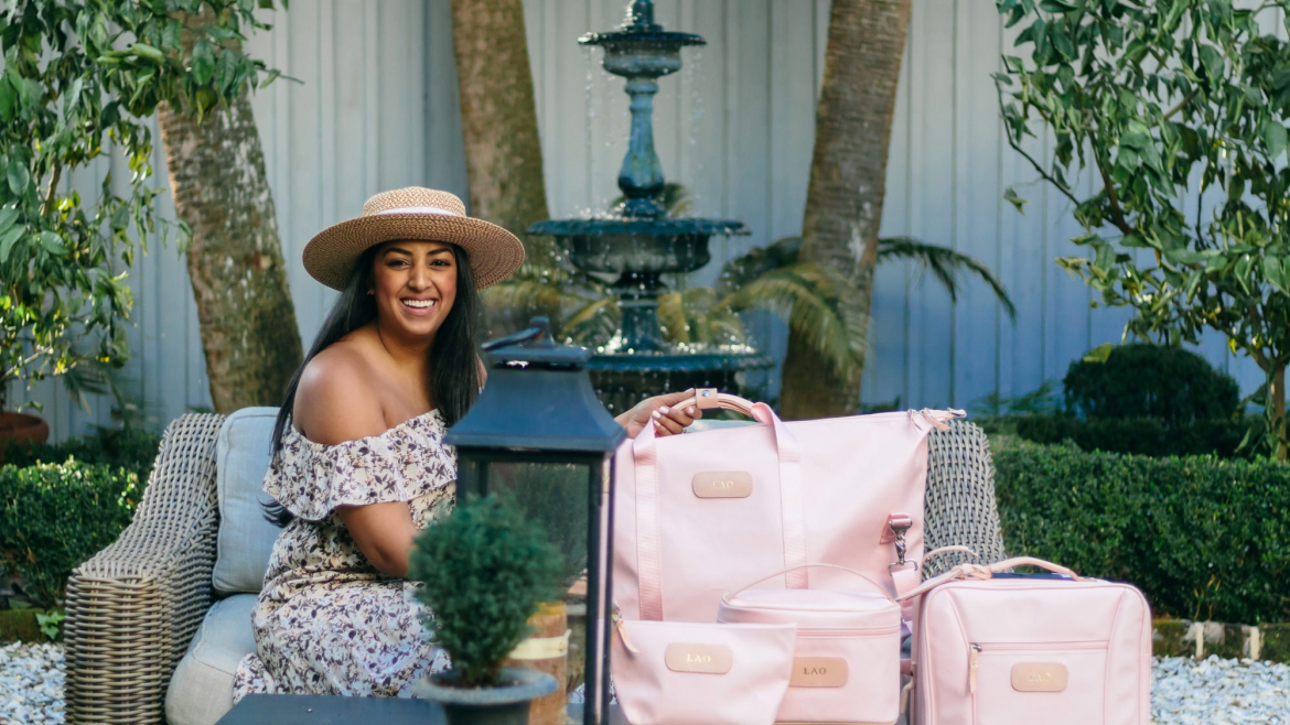 jon-hart-pink-luggage-set